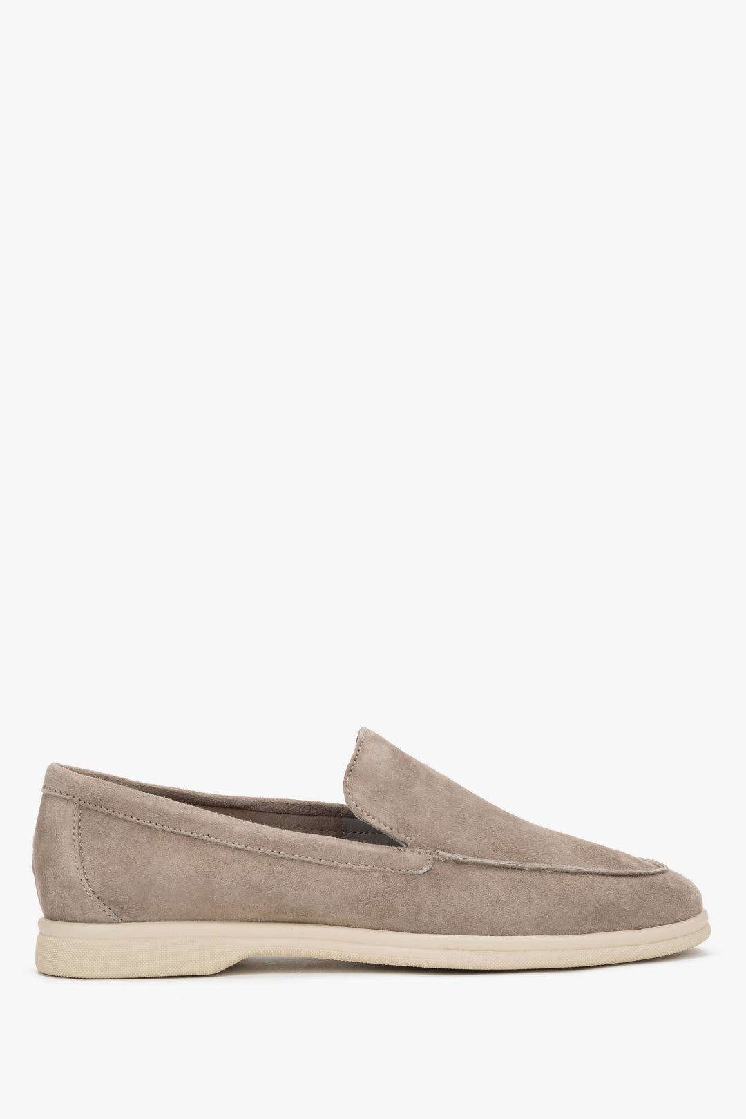 Seitenansicht des hellbraunen Damen-Loafers aus samtigem italienischem Velours
