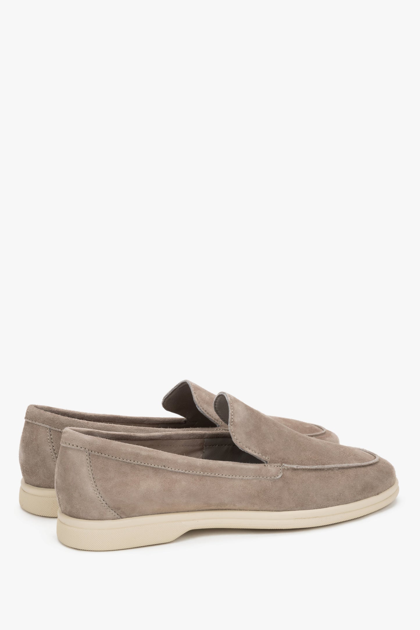 Rückwärtige Schrägansicht der vielseitigen hellbraunen Slip-on Halbschuhe