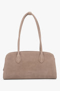 Frontansicht der hellbraunen Damen-Schultertasche aus weichem Natur-Veloursleder von Estro.