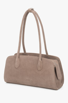 Seitenansicht der kompakten Estro Schultertasche, die das elegante Design und die Form zeigt.