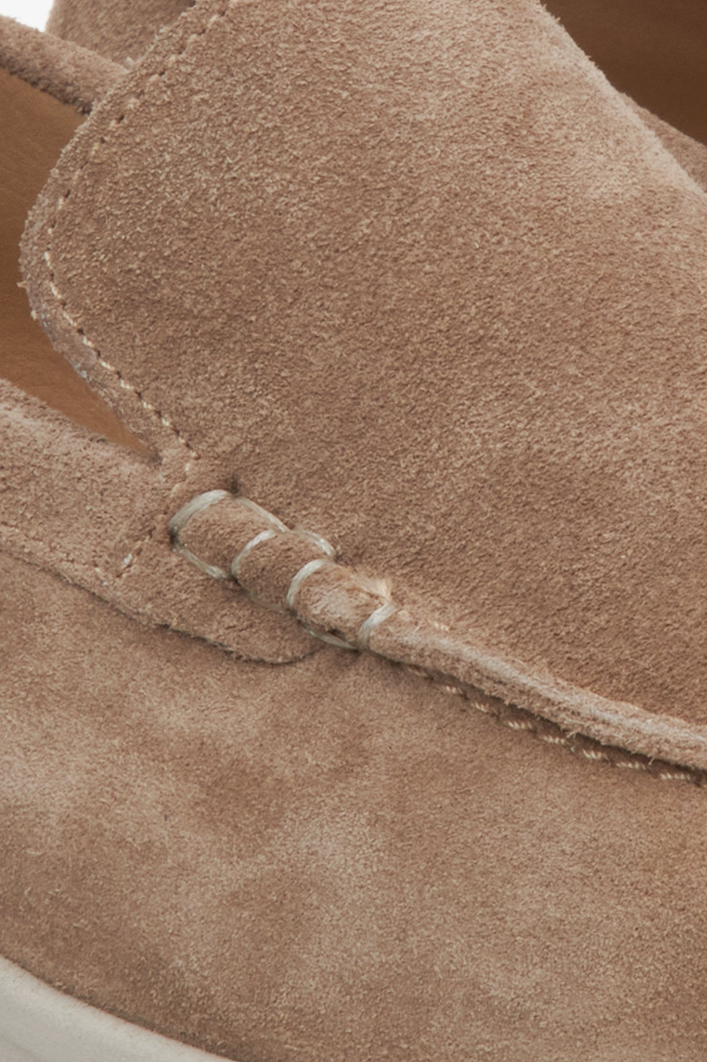 Nahaufnahme der Details der hellbraunen Velours-Loafer von Estro.
