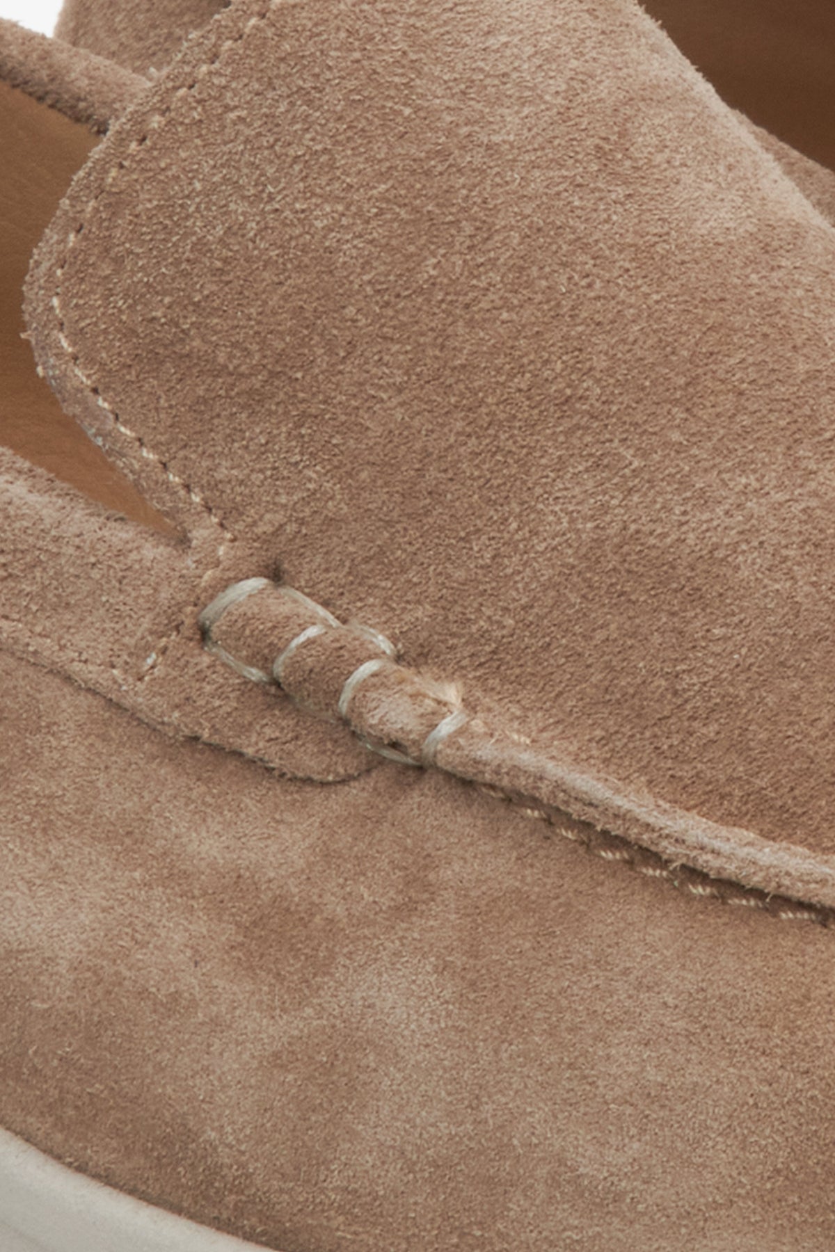 Nahaufnahme der Details der hellbraunen Velours-Loafer von Estro.