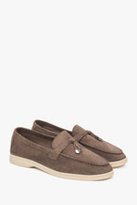 Hellbraune Damen-Mokassins von Estro aus weichem Veloursleder mit Zierquaste. 