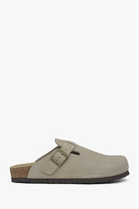Profilansicht der hellgrauen Damen-Mules im Clog-Stil aus weichem Naturvelours.