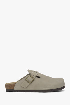 Profilansicht der hellgrauen Damen-Mules im Clog-Stil aus weichem Naturvelours.