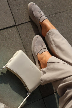 Hellgraue Damen-Mules aus italienischem Premium-Veloursleder im Detail-Styling mit Tasche