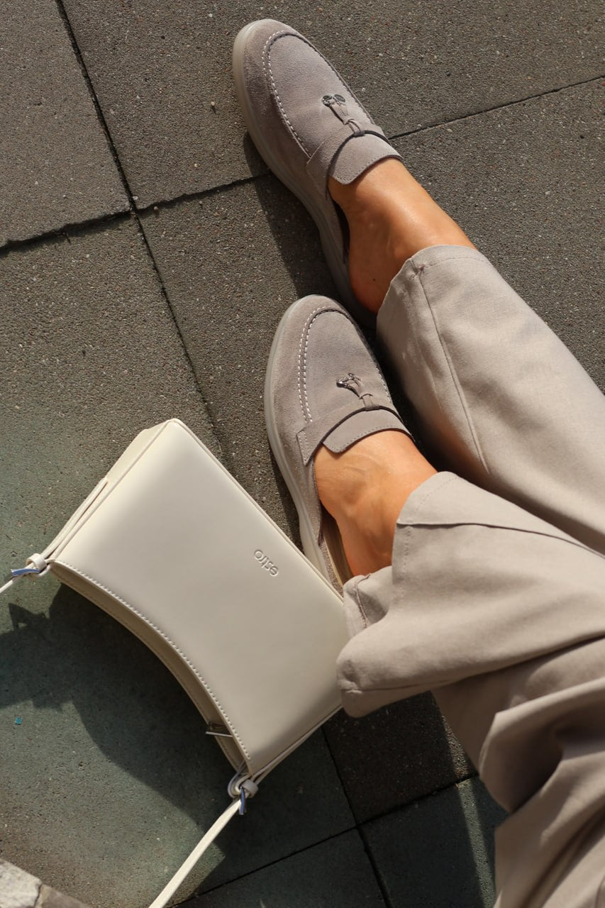 Hellgraue Damen-Mules aus italienischem Premium-Veloursleder im Detail-Styling mit Tasche