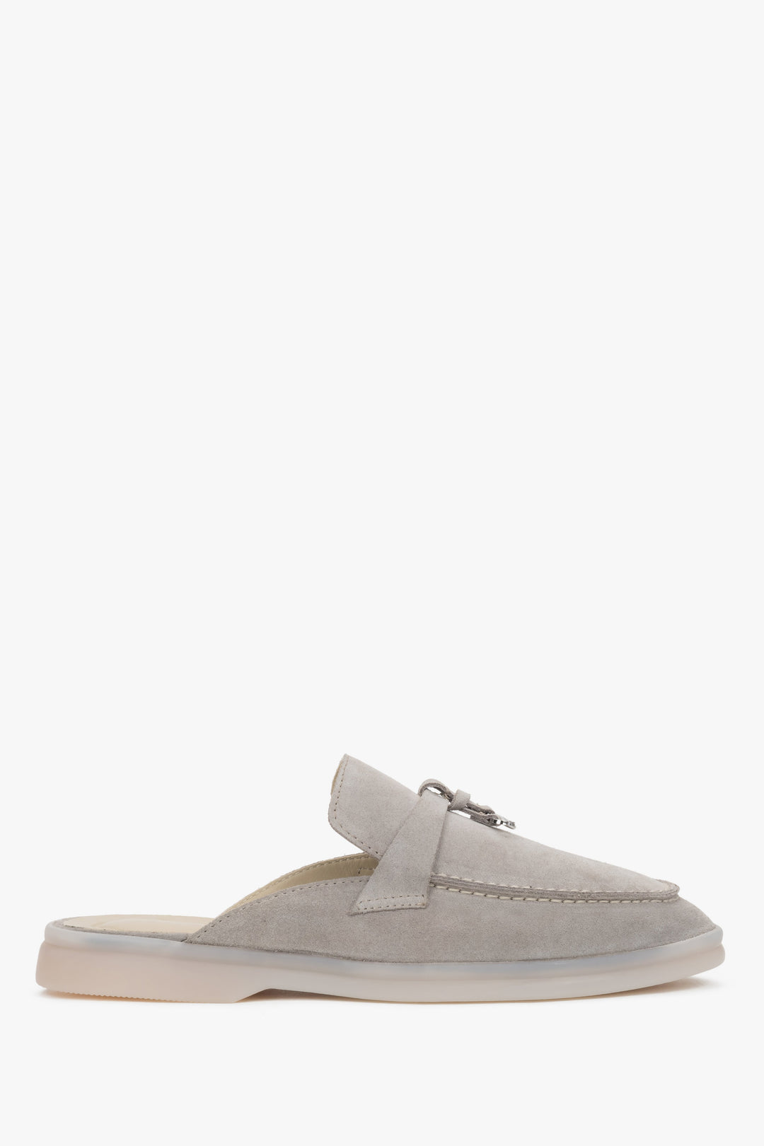 Seitenansicht der hellgrauen Damen Mules aus Premium-Veloursleder mit dekorativem Quast.