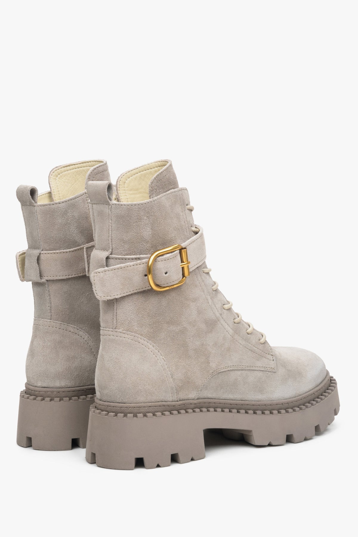 Damen-Winter-Workboots, hoch, aus grauem Wildleder – Nahaufnahme von Profil und Ferse des Schuhs.