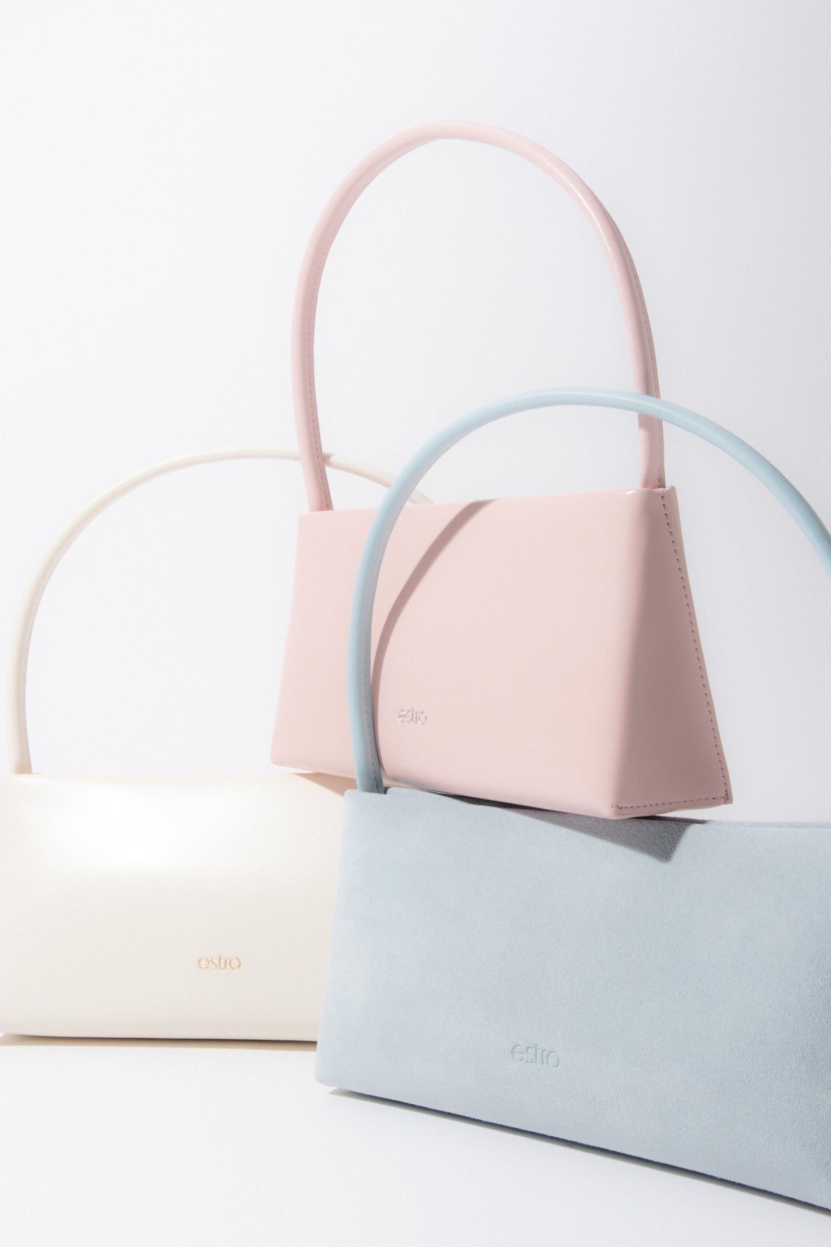 Zwei Farbvarianten der stilvollen Damen-Ledertasche von Estro.