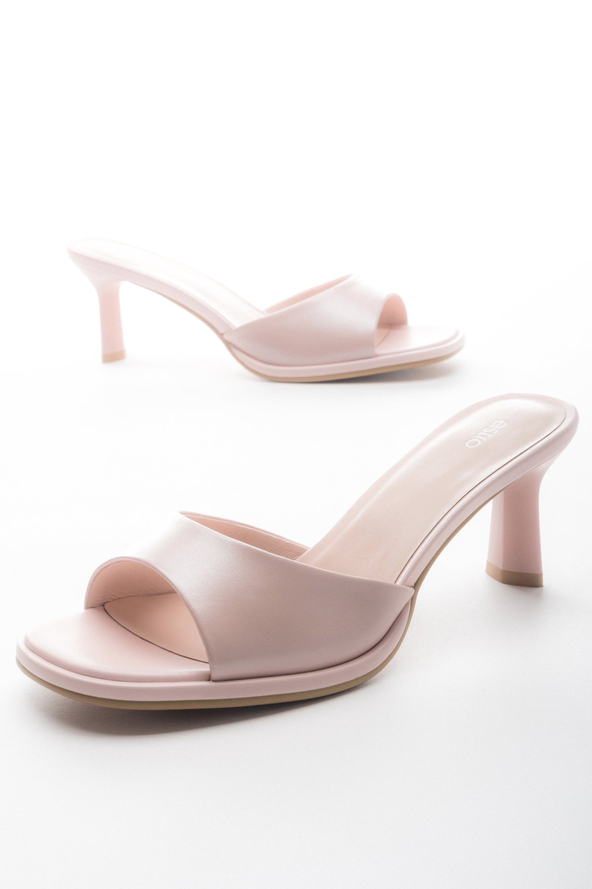 Elegante hellrosa Leder-Pantoletten für Damen – ideal für den Sommer.