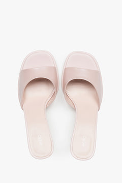 Estro Mules in Hellrosa mit minimalistischem Design und elegantem Absatz. 