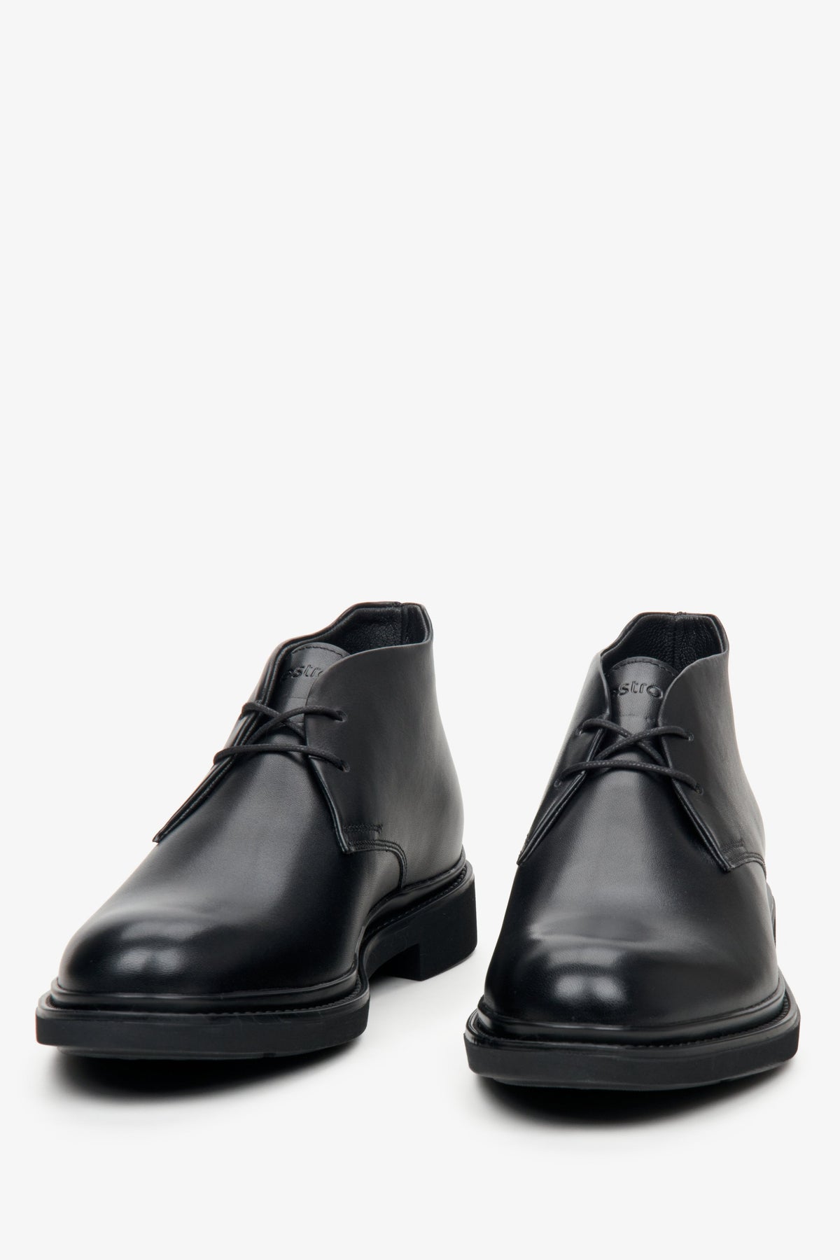 Lederne, kurze Herrenstiefeletten Estro in Schwarz – Nahaufnahme der Schuhspitze.
