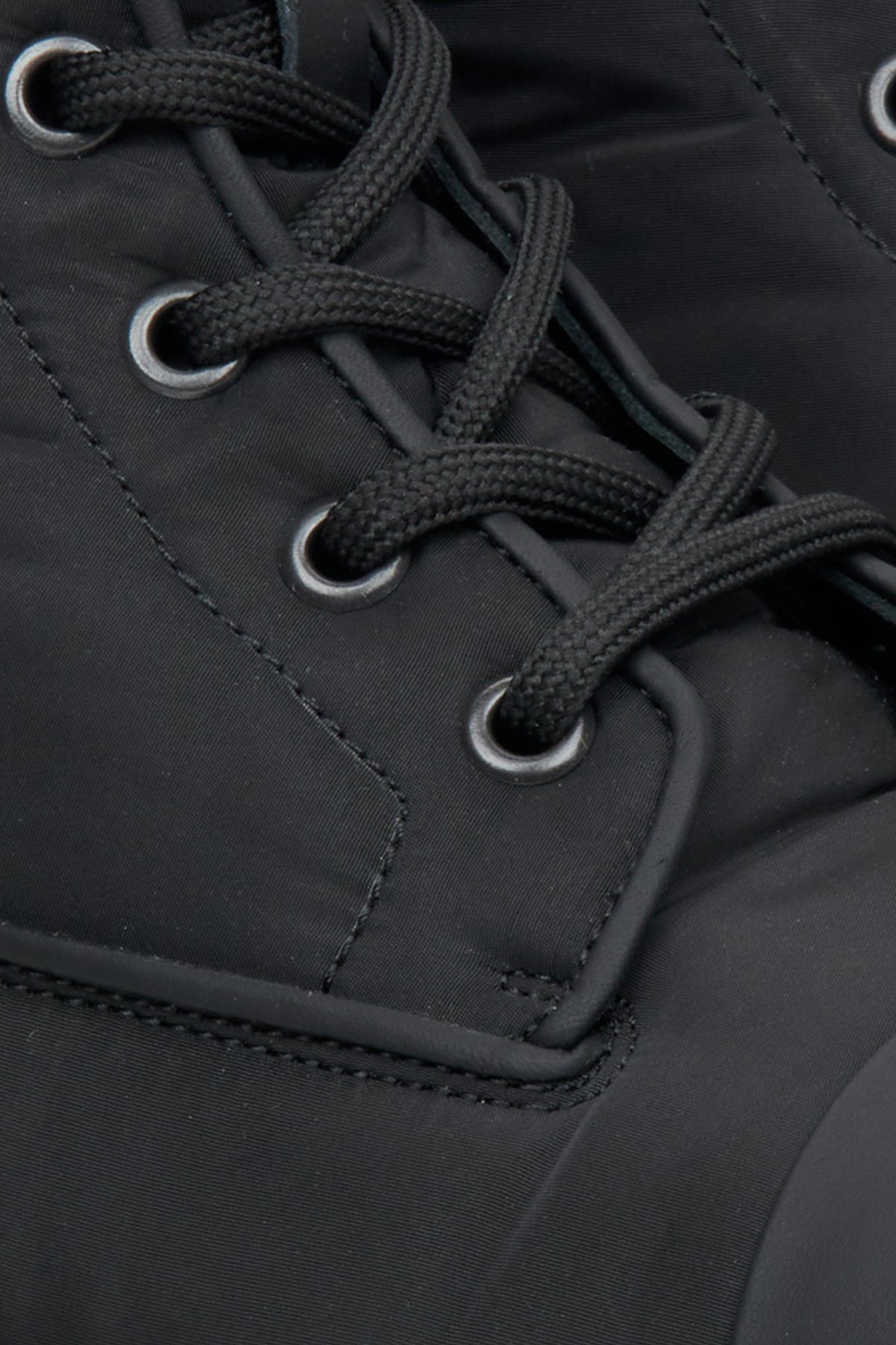 Herbstliche schwarze textile Herrenstiefeletten Estro – Nahaufnahme des Details.