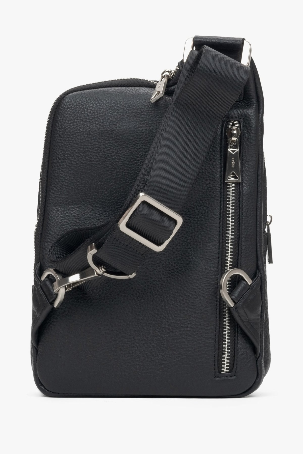 Schwarze Herren-Schultertasche aus echtem Leder mit verstellbarem Riemen von Estro – Rückansicht des Modells.