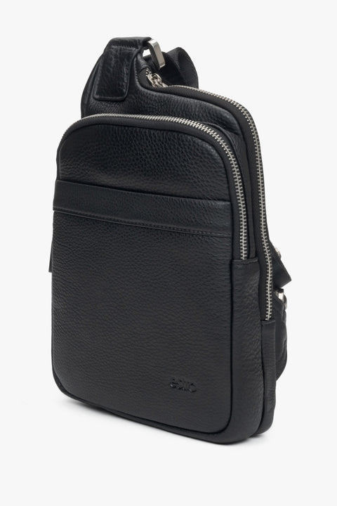 Herren-Schultertasche in Schwarz, aus hochwertigem echtem Leder mit verstellbarem Riemen von Estro.