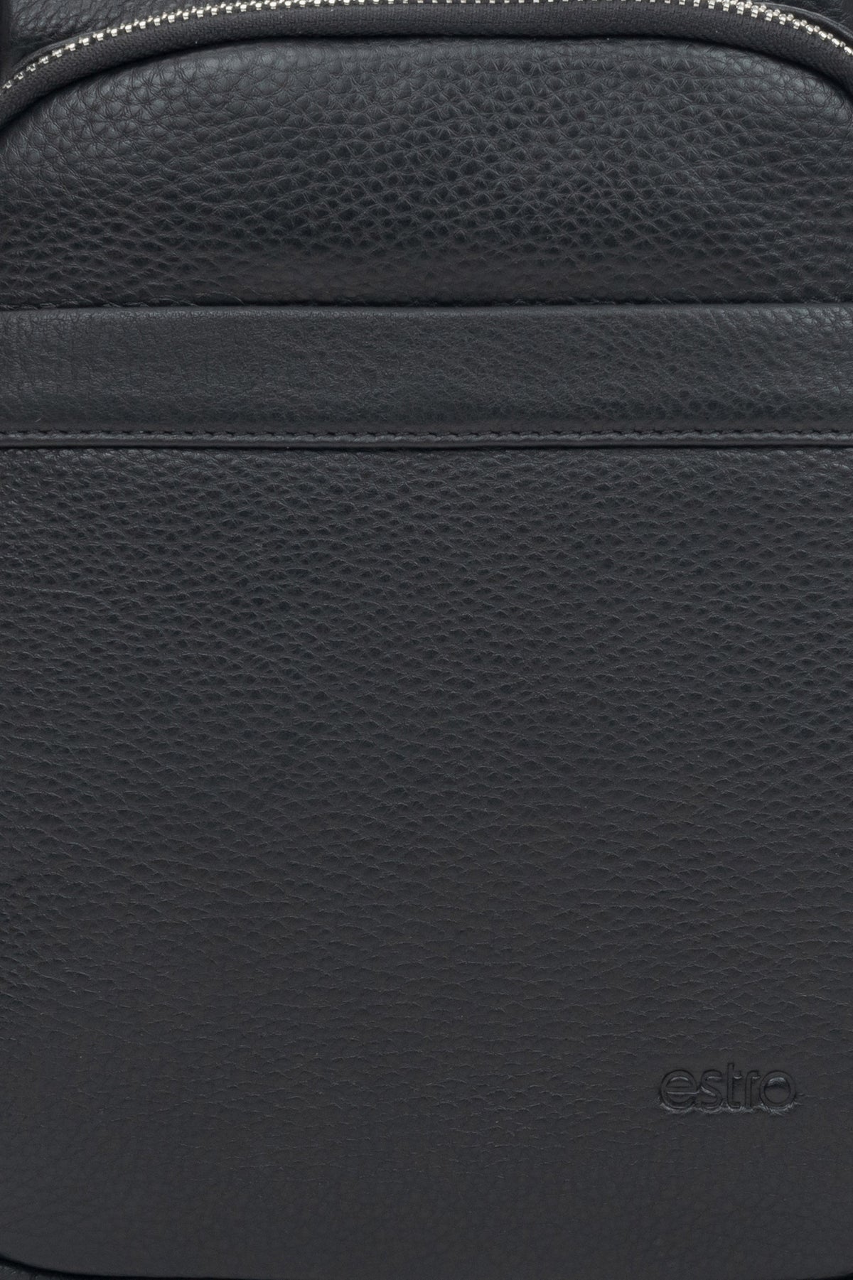 Stilvolle schwarze Herren-Schultertasche aus echtem Leder mit verstellbarem Riemen von Estro – Details.