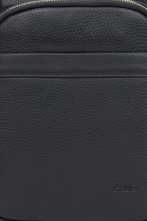 Stilvolle schwarze Herren-Schultertasche aus echtem Leder mit verstellbarem Riemen von Estro – Details.