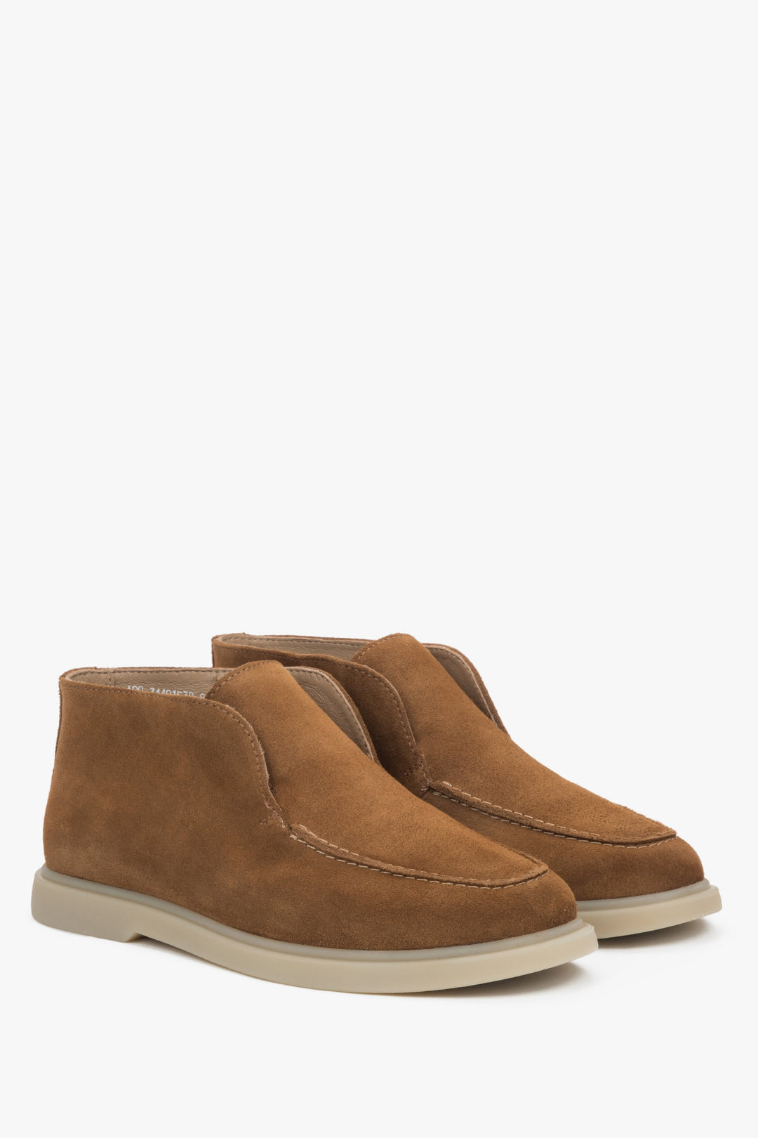 Schrägansicht des Paares, die das minimalistische Design aus Veloursleder zeigt