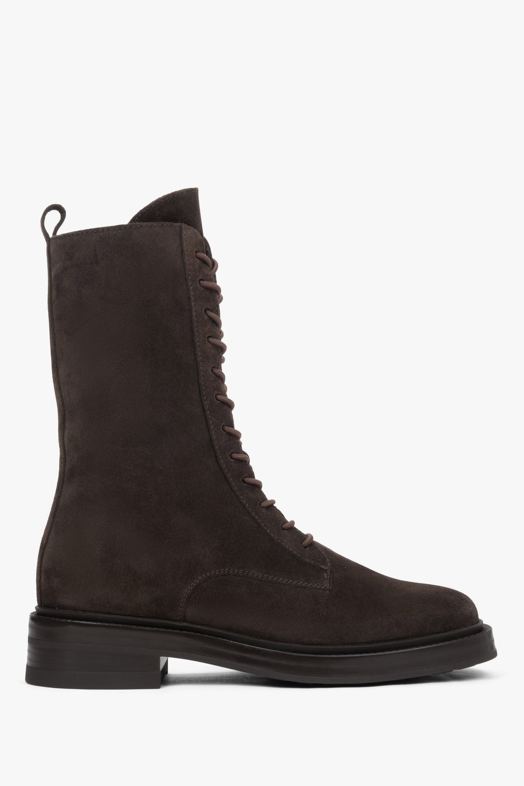 Seitenansicht der hohen dunkelbraunen Damen-Stiefelette aus Velours mit markanter Schnürung