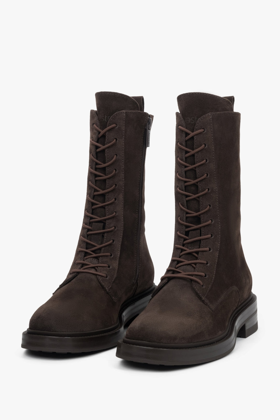 Frontale Ansicht der hohen dunkelbraunen Stiefel für einen klaren Blick auf das Profil