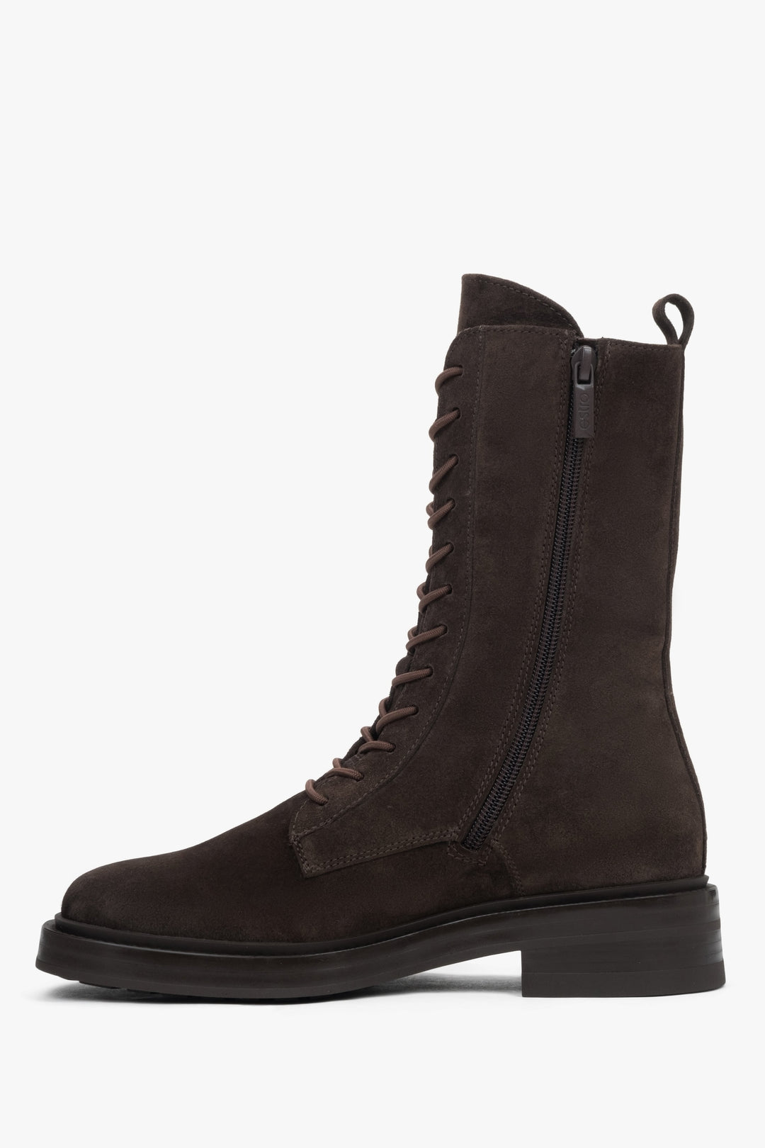 Seitenansicht der flachen Damen-Schnürboots aus braunem Veloursleder