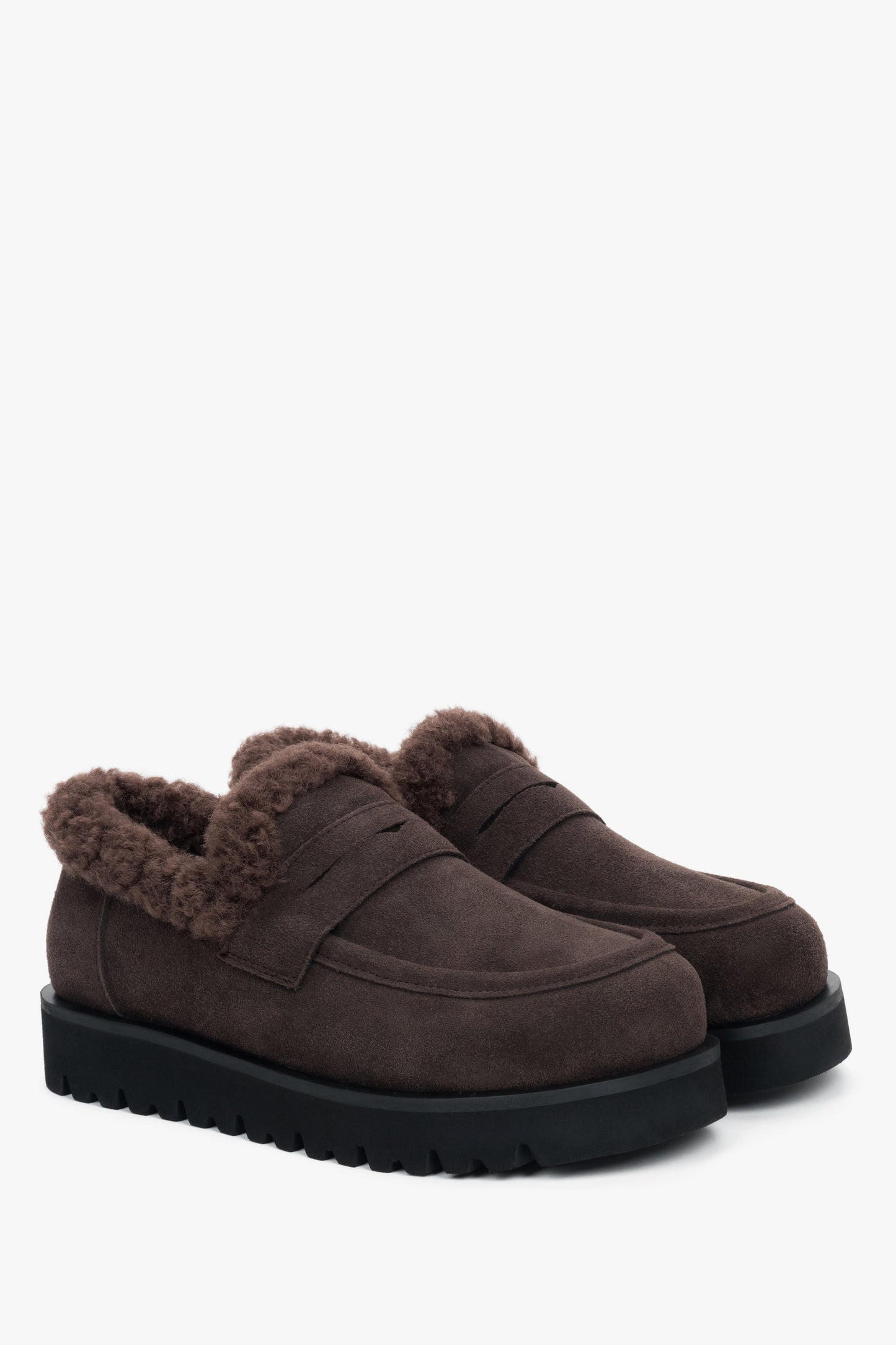 Schräge Ansicht der hohen, dunkelbraunen Winter-Mokassins für Damen mit sichtbarem Fellfutter.