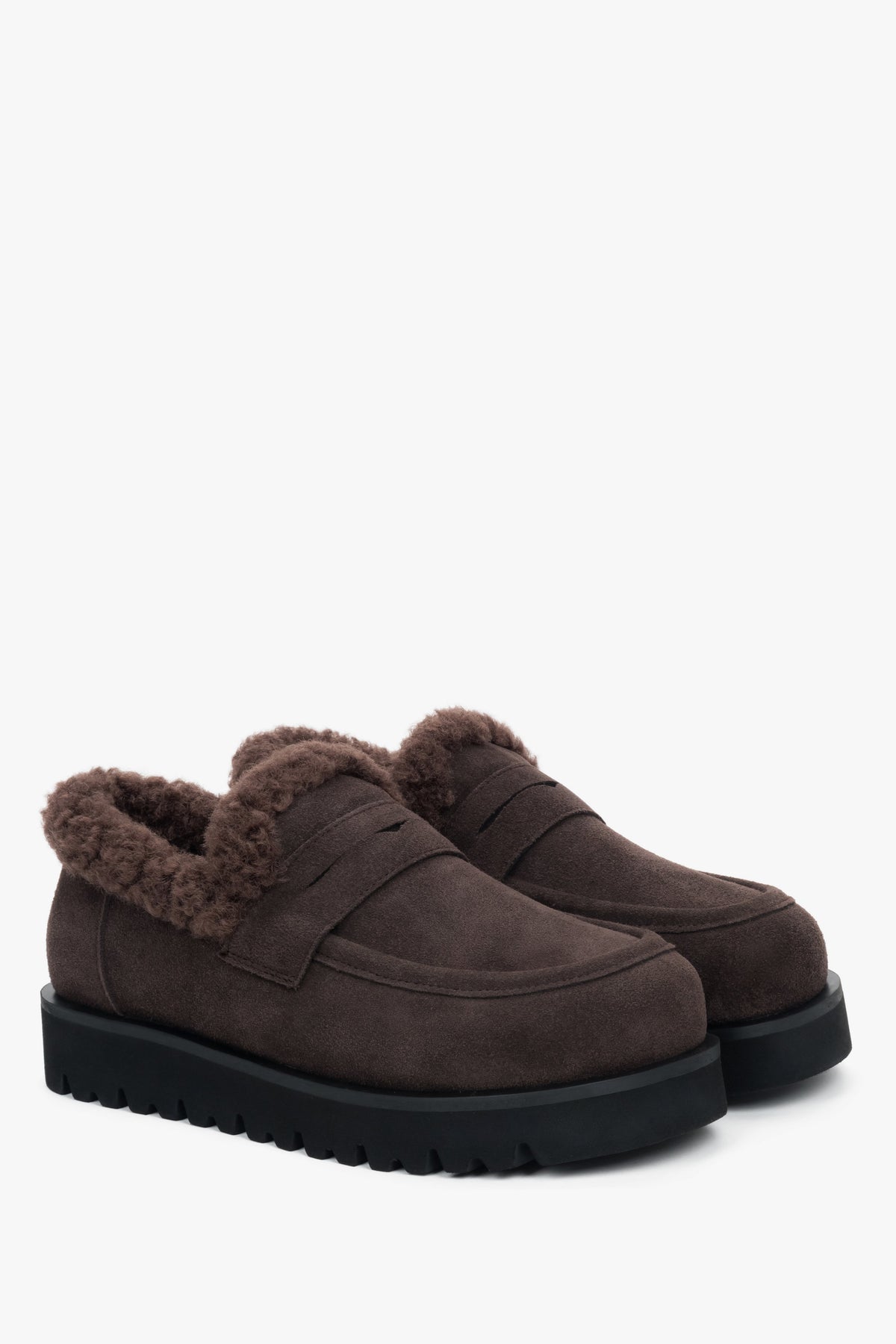 Schräge Ansicht der hohen, dunkelbraunen Winter-Mokassins für Damen mit sichtbarem Fellfutter.