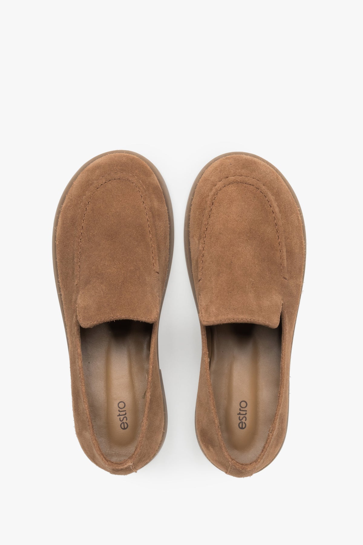 Draufsicht auf das Paar karamellbrauner Velours-Loafer mit breiter Zehenbox.