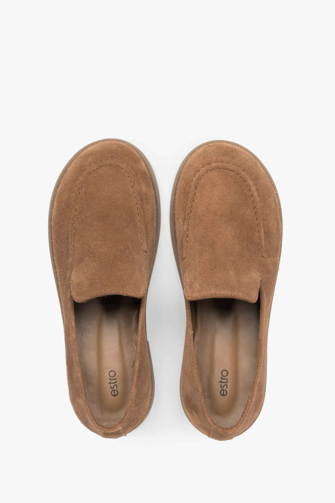 Draufsicht auf das Paar karamellbrauner Velours-Loafer mit breiter Zehenbox.