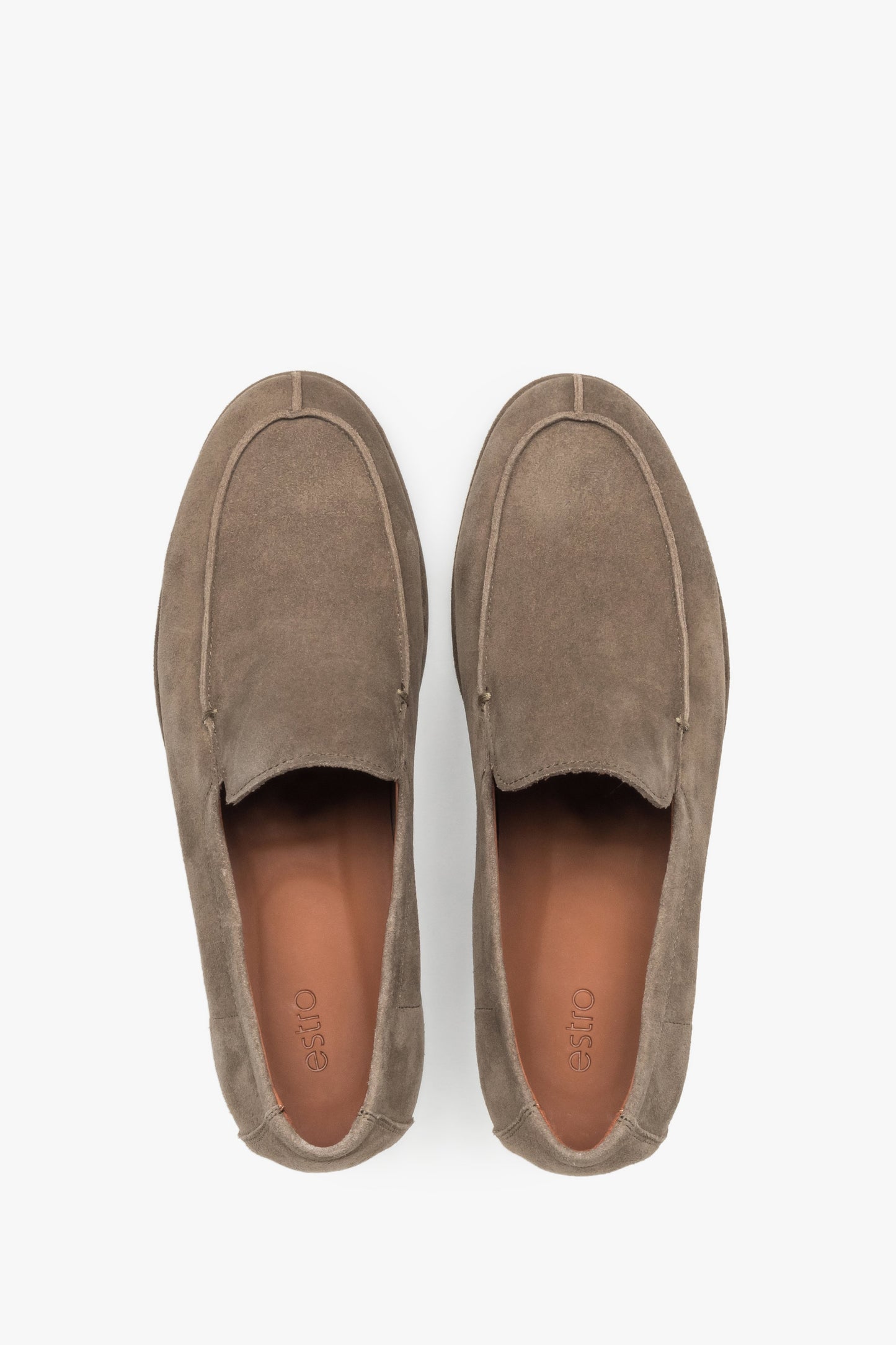 Draufsicht auf das Paar khaki Herren-Loafer aus weichem Naturvelours.