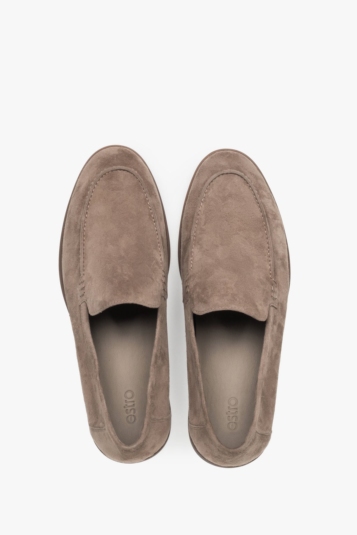 Draufsicht auf das Paar Herren-Loafer aus Natur-Velours in Khaki.