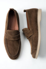 Draufsicht auf das Paar brauner Herren-Loafer aus weichem Naturvelours.