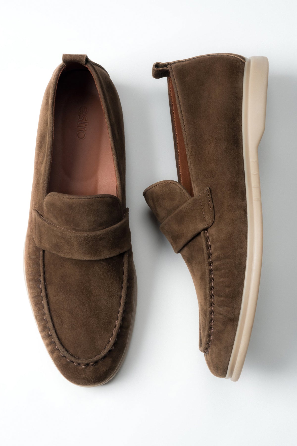 Draufsicht auf das Paar brauner Herren-Loafer aus weichem Naturvelours.
