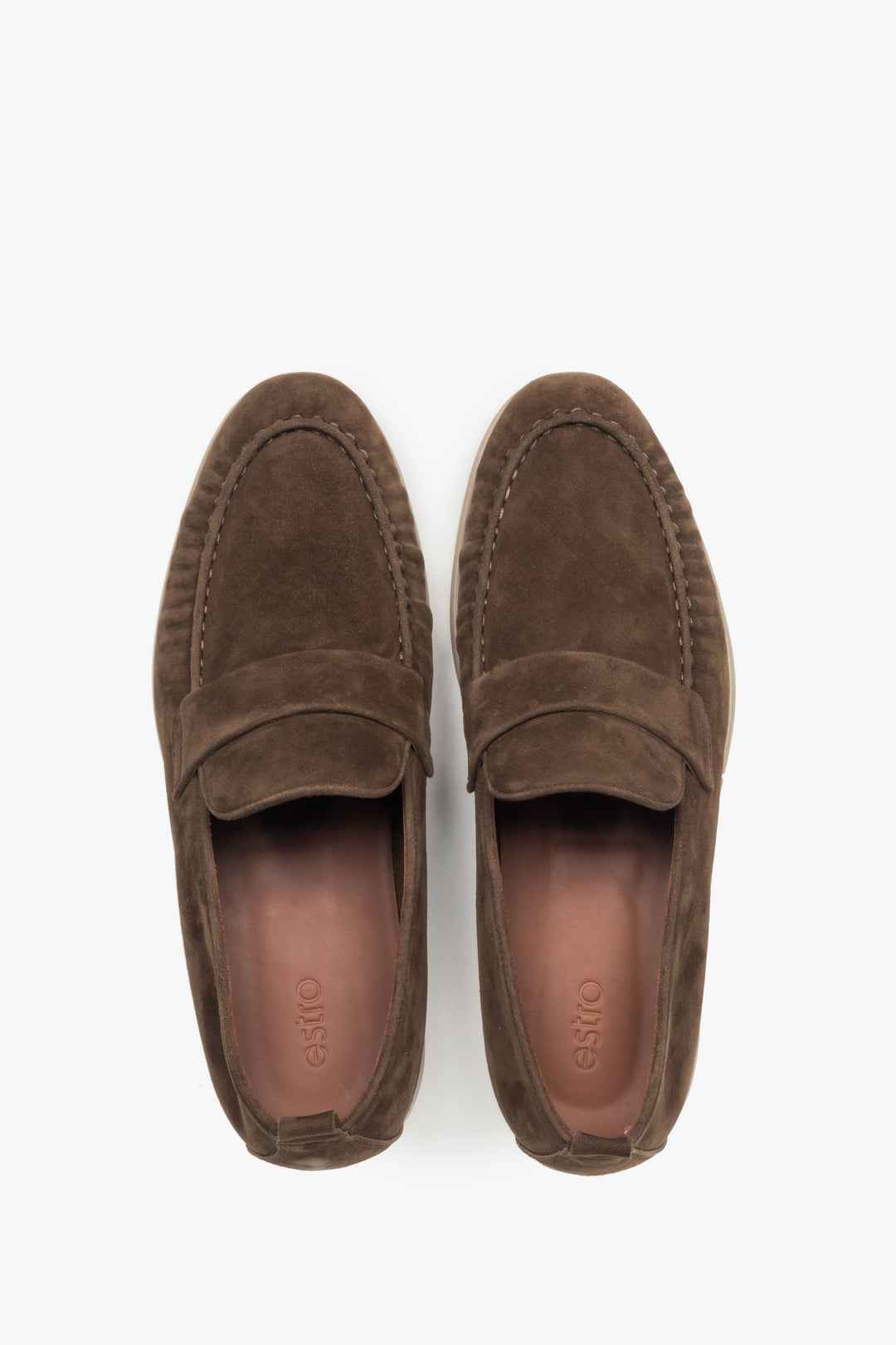 Draufsicht auf das Paar brauner Herren-Loafer, die das Echtlederfutter zeigt.