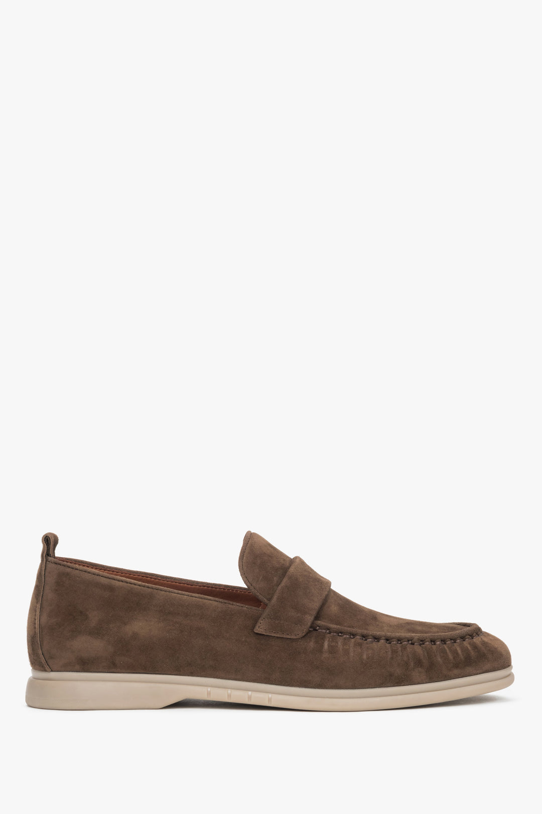 Flache Seitenansicht des braunen Herren-Loafers von Estro.