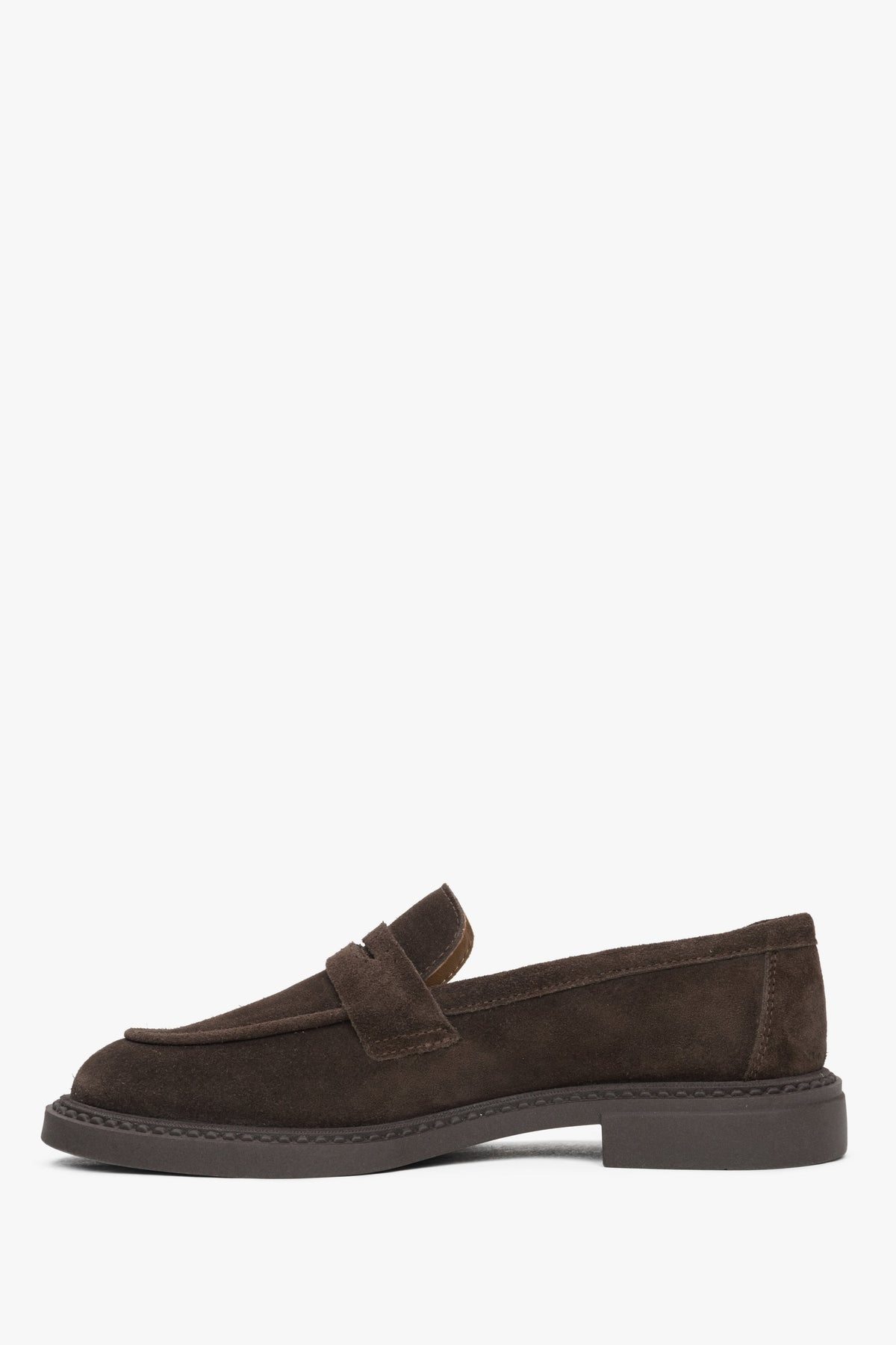 Seitenansicht eines stilvollen Penny Loafers mit dekorativem Detail auf der Zunge – Estro ER00117041.
