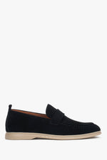 Profilansicht des klassischen schwarzen Herren-Loafers aus weichem Naturvelours.