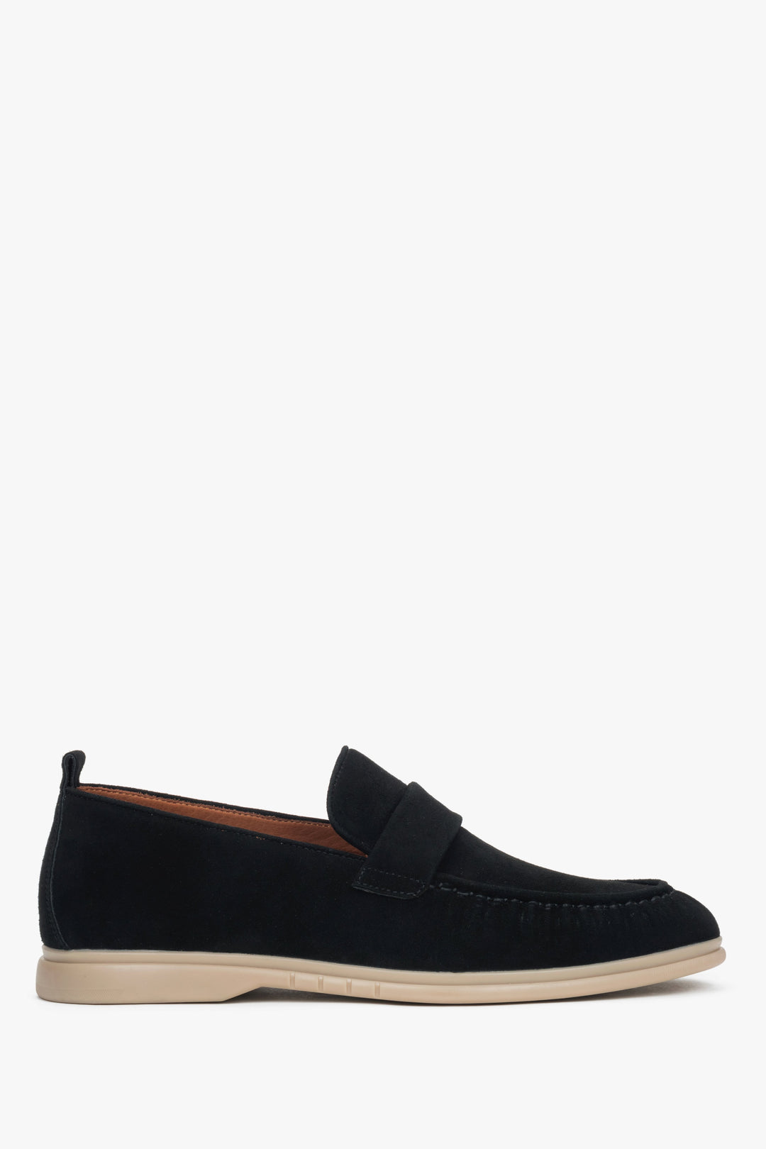 Profilansicht des klassischen schwarzen Herren-Loafers aus weichem Naturvelours.