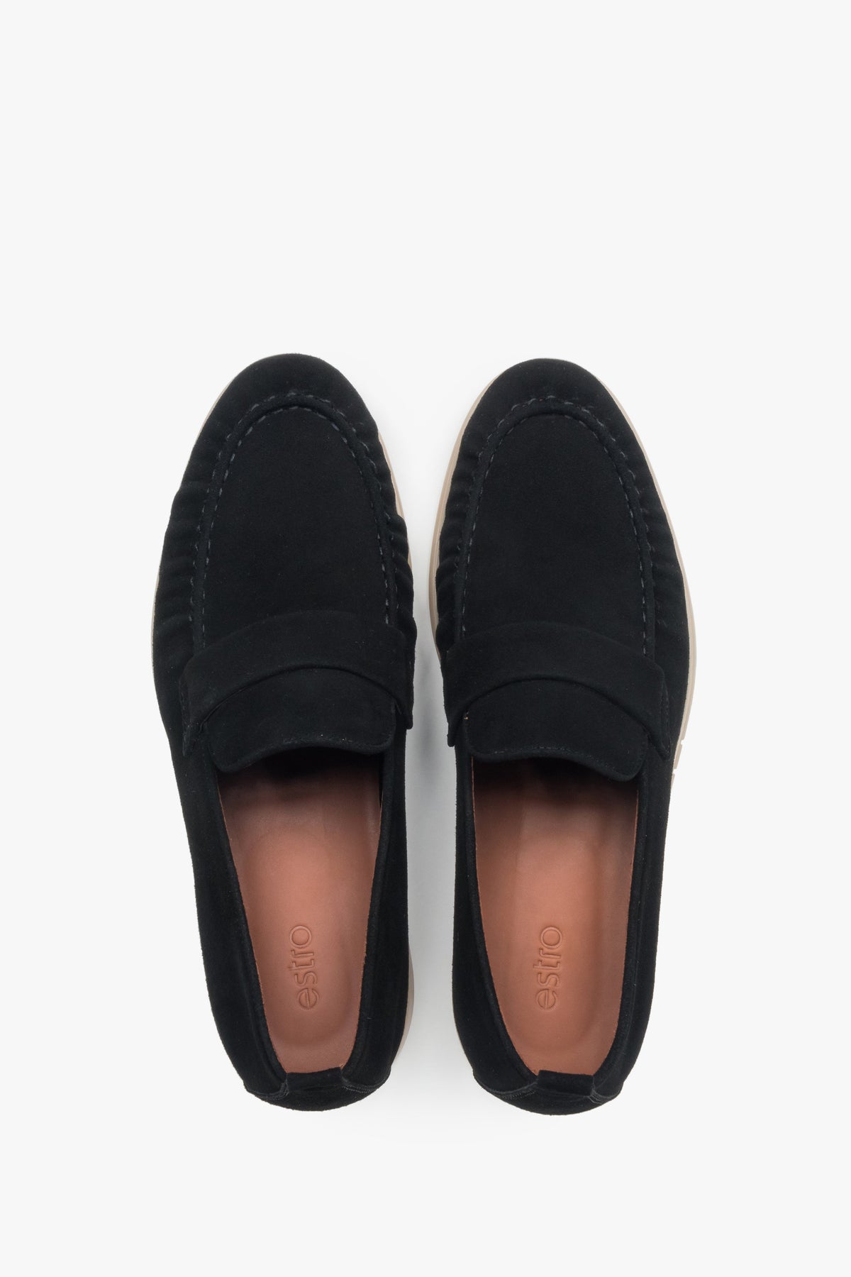 Draufsicht auf das Paar schwarzer Herren-Loafer, die das Echtlederfutter zeigt.