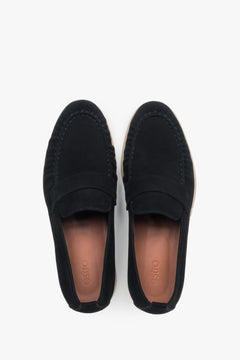 Draufsicht auf das Paar schwarzer Herren-Loafer, die das Echtlederfutter zeigt.