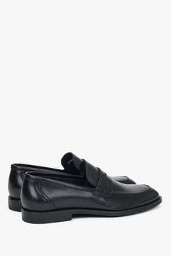 Andere schräge Ansicht des modischen Echtleder-Loafers für Herren.