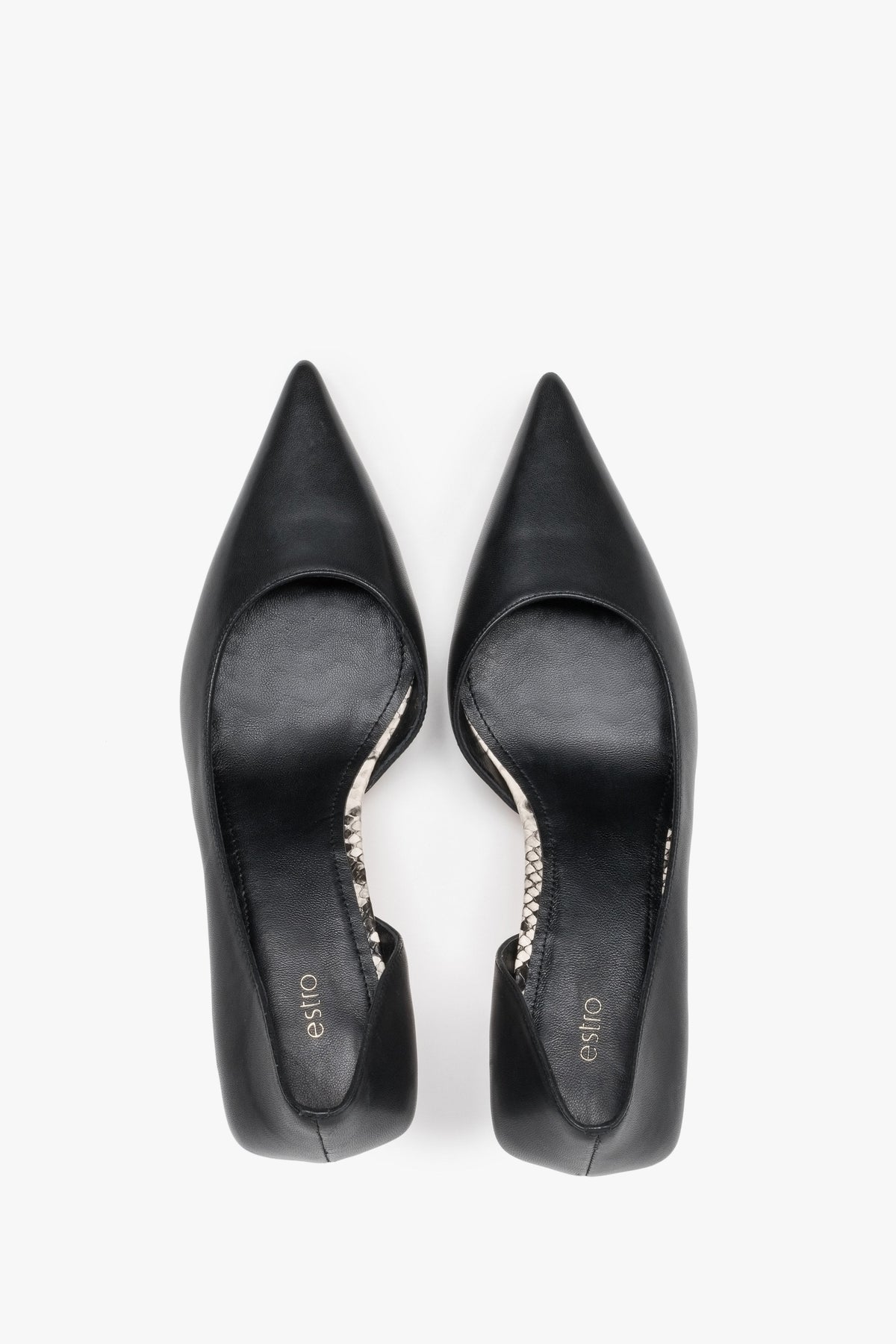 Ein Paar klassische schwarze Lederschuhe. Niedriger Absatz. Von Estro.