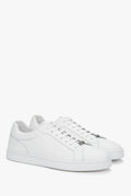  Schräge Ansicht der klassischen weißen Herren-Sneaker aus weichem Echtleder.