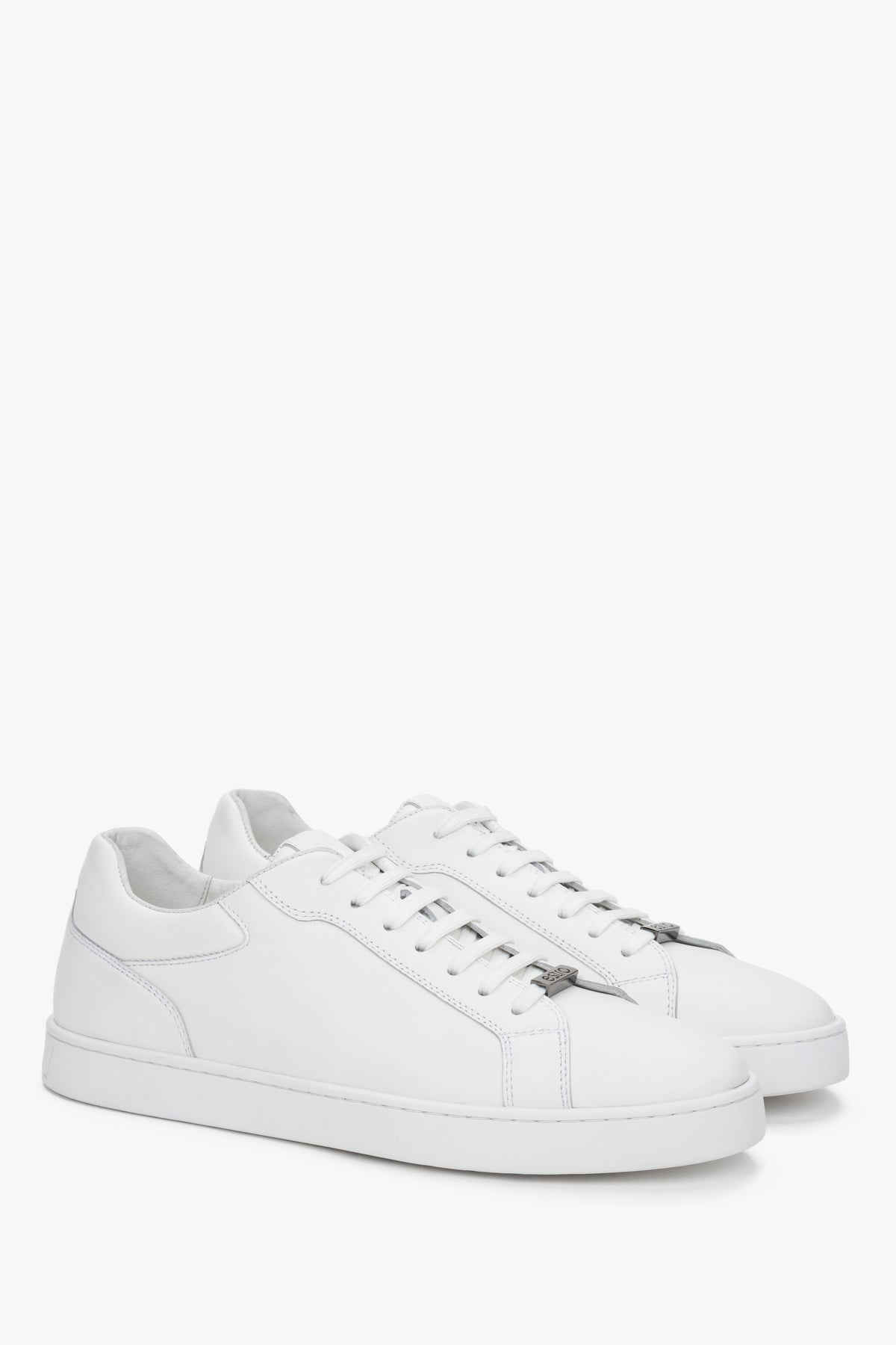  Schräge Ansicht der klassischen weißen Herren-Sneaker aus weichem Echtleder.