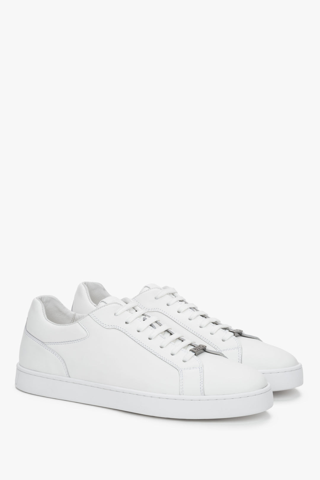  Schräge Ansicht der klassischen weißen Herren-Sneaker aus weichem Echtleder.