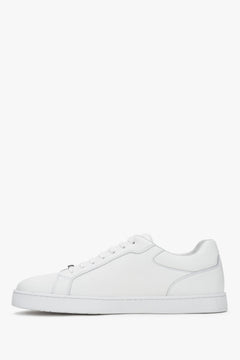Flache Seitenansicht der anderen Seite des weißen Echtleder-Sneakers.