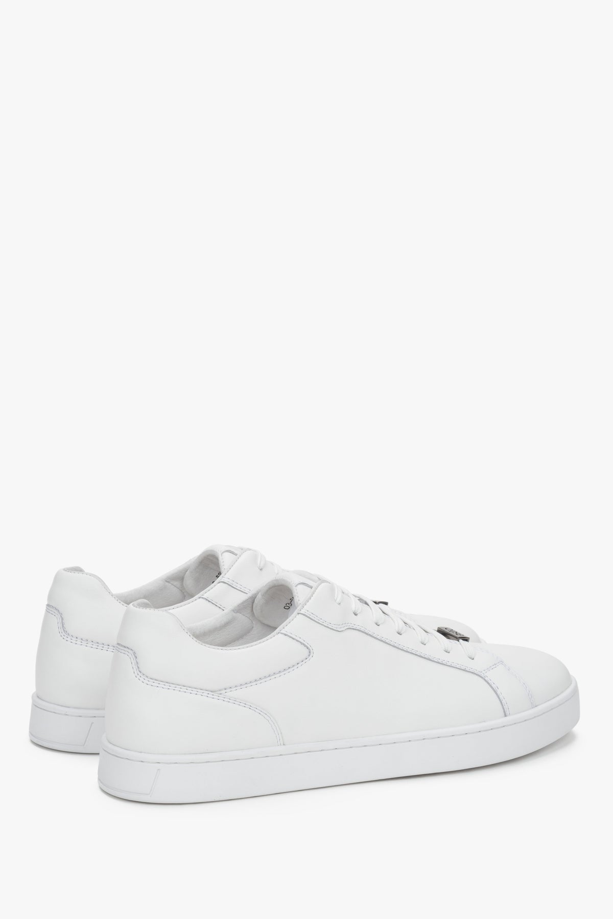 Andere schräge Ansicht des sportlich-eleganten weißen Herren-Sneakers von Estro.
