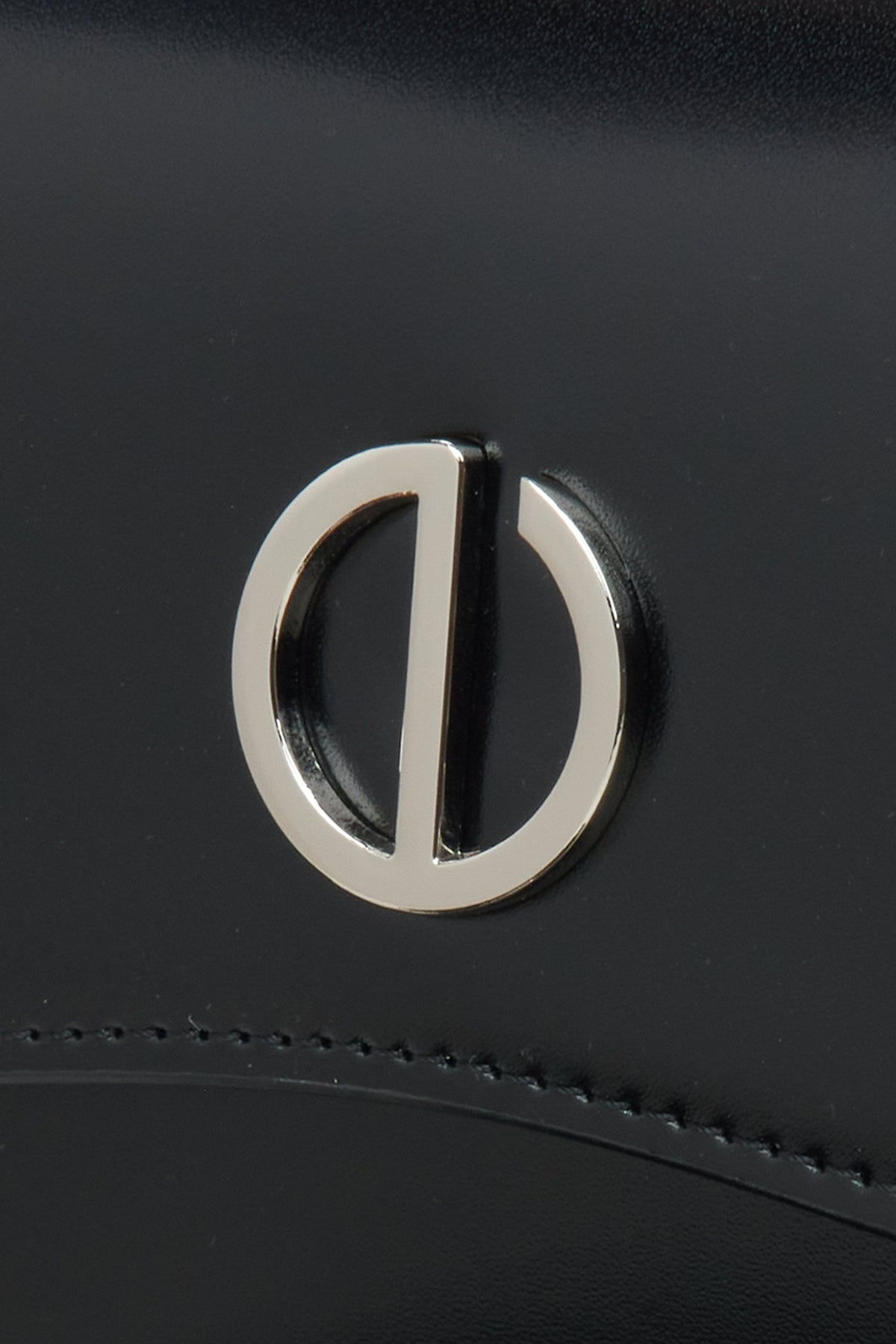 Schwarze Damenhandtasche von Estro – Nahaufnahme der Details.