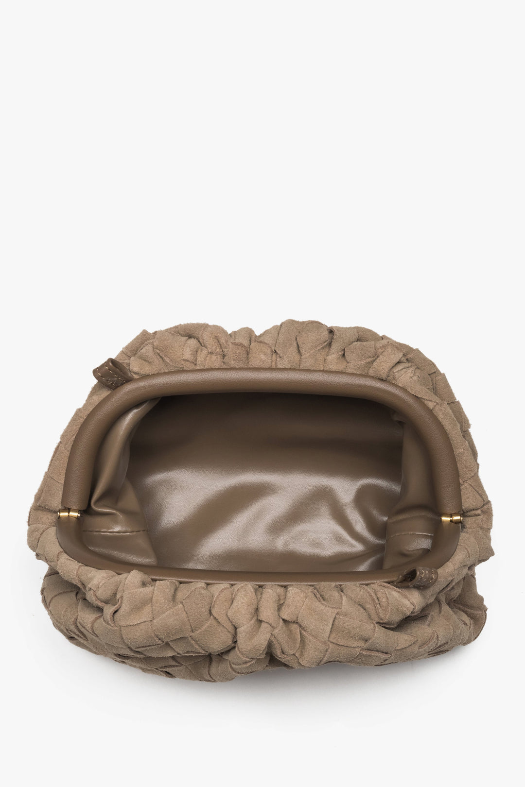 Kompakte beige Beuteltasche – ideal für modische Freizeit-Looks.